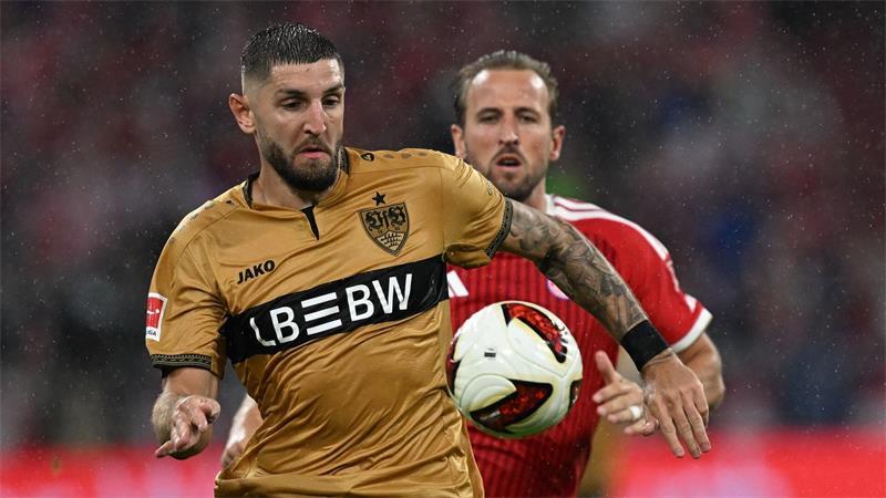 Der Ball rollt wieder. Die Bundesliga startet in die neue Saison. Stuttgarts Jeff Chabot (l) spielt vor Münchens Harry Kane den Ball.
