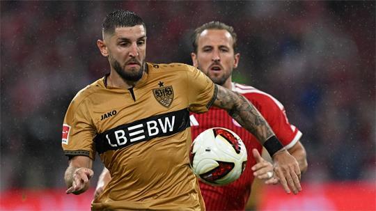 Der Ball rollt wieder. Die Bundesliga startet in die neue Saison. Stuttgarts Jeff Chabot (l) spielt vor Münchens Harry Kane den Ball.