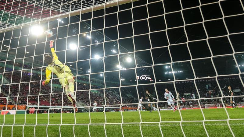 Der Ball schlägt nach dem Schuss von Alexis Claude-Maurice hoch im Berliner Tor ein.