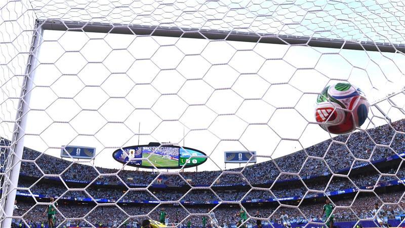 Der Ball schlägt zum Tor ein.