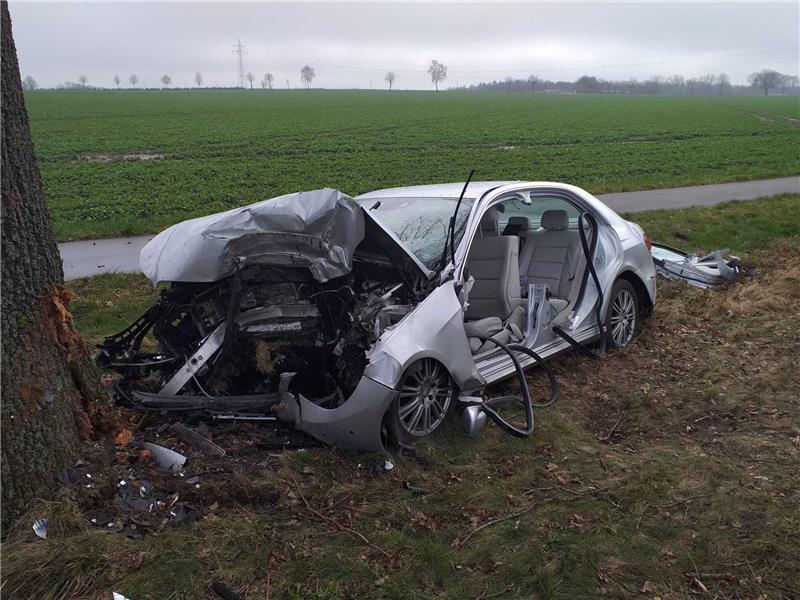 Der Bargstedter prallte ungebremst in Fahrtrichtung Issendorf gegen einen Baum. Foto: Polizei