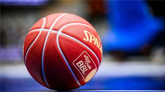 Der Basketball der easy Credit BBL liegt auf dem Boden.