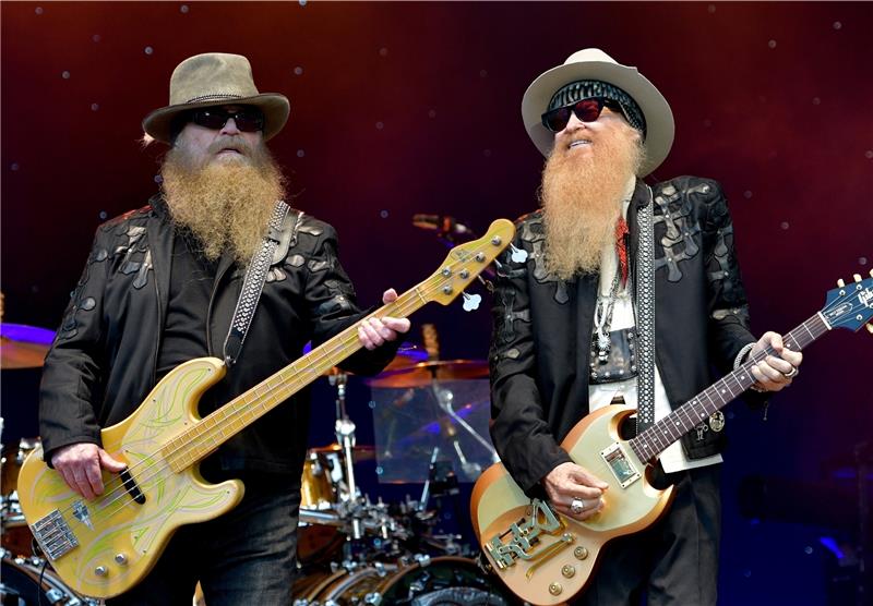 Der Bassist Dusty Hill (links) und der Gitarrist Billy Gibbons der Band ZZ Top auf der Bühne des Stadtparks. Foto Heimken/dpa