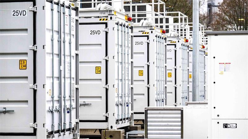 Der Batteriespeicher in Alfeld ist ähnlich wie auf diesem Archivbild in mehreren weißen Containern untergebracht. (Symbolbild)