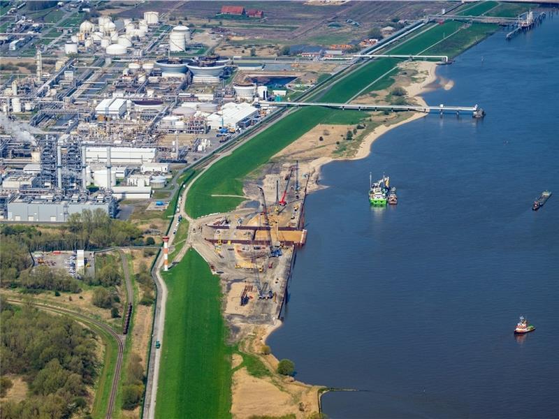 Der Bau des Energiehafens am Elbufer kommt voran. Oben am Bildrand ist die Fläche für das LNG-Terminal zu sehen. Luftfoto: Martin Elsen