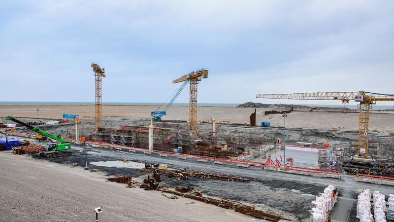 Erster Teil des Ostseetunnels liegt im Wasser Der Bau des Ostseetunnels macht Fortschritte. Das erste Tunnelbauteil an der Einfahrt in Puttgarden liegt im Wasser. Weiere 89 sollen Folgen.