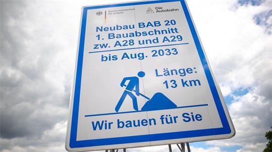 Der Bau des ersten Abschnitts der Küstenautobahn in Niedersachsen hat begonnen. Zunächst wird ein 13 Kilometer langer Abschnitt von Westerstede bis Jaderberg gebaut.