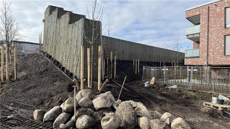 Der Bau des neuen Lärmschutzwalls für das Neubaugebiet Giselbertstraße schreitet voran.