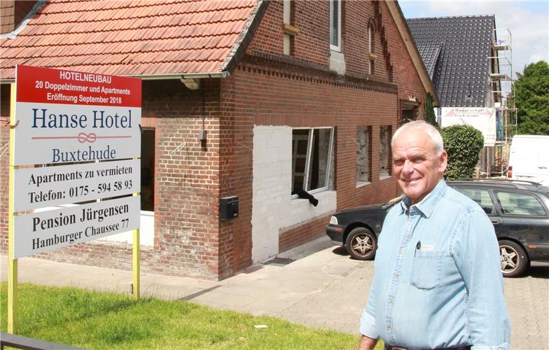 Ovelgönne bekommt ein neues Hotel Der Bau kommt gut voran, berichtet Helmut Jürgensen . Vielleicht noch im August, aber spätestens am 1. September, soll hier das neue Hanse Hotel eröffnet werden. Foto Richter