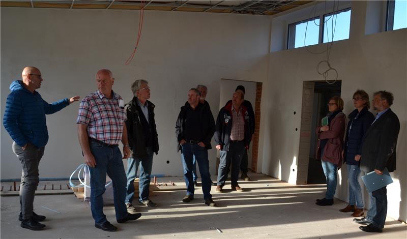 Der Bauausschuss der Gemeinde Wischhafen besichtigte am Montagabend die Baustelle im künftigen Bildungshaus. Bauamtsleiter Ernst Hülsen (links) erläuterte die Bauarbeiten.