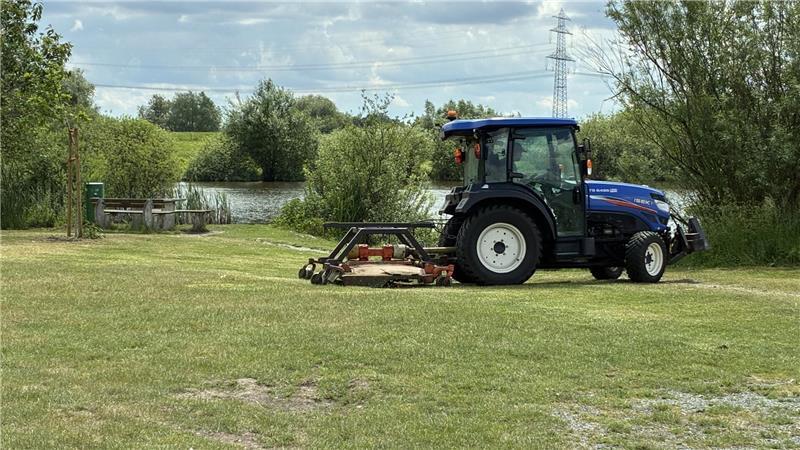 Hier sperrt der Deichverband illegale Angler aus Der Bauhof der Samtgemeinde Lühe mäht zum letzten Mal das Gras auf dem Picknickplatz am Wetternweg.