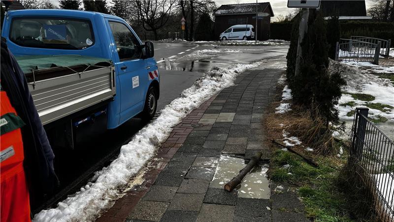 Der Bauhof ist angerückt, um die Gefahrenstelle abzusperren.