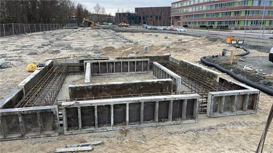 Der Bauplatz: An der Straße Am Staatsarchiv nahe dem Kreisjugendamt und dem Landesarchiv sind die ersten Bauarbeiten jetzt sichtbar.