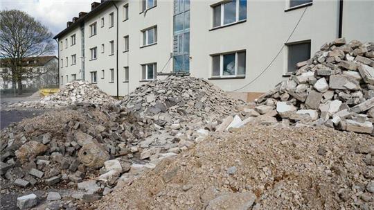 Der Bauschutt vor einem ehemaligen Wohnhaus im Patrick-Henry-Village in Heidelberg ist bereits vorsortiert.