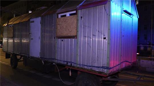Der Bauwagen, der im Zuge der Fahndung nach den gesuchten Ex-RAF-Terroristen Staub und Garweg beschlagnahmt wurde, wird abgeschleppt.