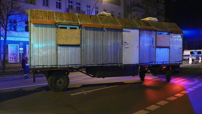 Der Druck auf die Ex-RAF-Terroristen steigt – bisher keine Festnahme Der Bauwagen, der im Zuge der Fahndung nach den gesuchten Ex-RAF-Terroristen Staub und Garweg beschlagnahmt wurde, wird mittels eines THW-LKW abgeschleppt.