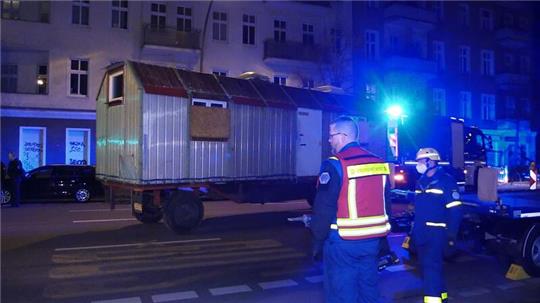 Der Bauwagen, der im Zuge der Fahndung nach den gesuchten Ex-RAF-Terroristen Staub und Garweg beschlagnahmt wurde, wird mittels eines THW-LKW abgeschleppt.