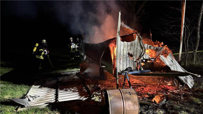 Schock für Feuerwehr: Bauwagen brennt – Polizei hat Verdacht Der Bauwagen war nicht mehr zu retten.
