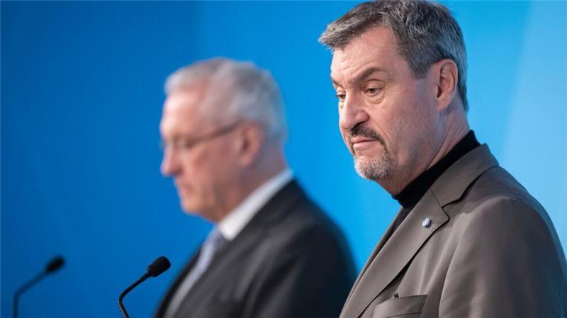 Welche Lehren folgen aus dem Messerangriff in Aschaffenburg? Der Bayerische Ministerpräsident Markus Söder (r, CSU) und Bayerns spricht Innenminister Joachim Herrmann (CSU) sehen die Schuld vor allem beim Bundesamt für Migration und Flüchtlinge (Bamf) und verweisen zudem auf die von ihnen schon länger kritisierte Migrationspolitik der Bundesregierung.