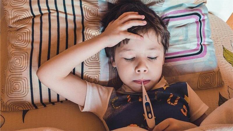 „Der Beginn der Grippewelle deutet sich an“, meldet das RKI. Was ist zu beachten? (Symbolbild)