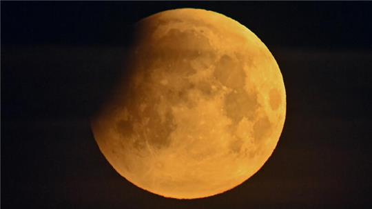 Der Beginn einer Mondfinsternis ist am frühen Morgen am Himmel zu sehen.