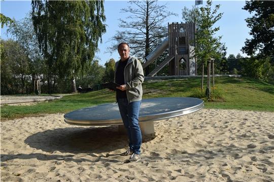 Der Behindertenbeauftragte Jens Nübel auf dem modernisierten Spielplatz am Mühlenteich in Altkloster. Foto: Sulzyc