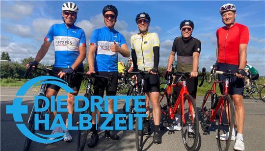 Der Belgier Leo Swinnen (links) hat den Besuch bei seinem Schwiegersohn Franz von Gilgenheimb (mit Daumen hoch) genutzt, um an den Cyclassics teilzunehmen.