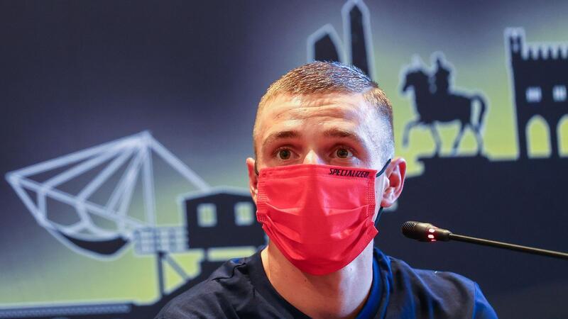 Corona-Angst bei der Tour: Masken wieder angesagt Der Belgier Remco Evenepoel saß bei der Pressekonferenz mit einer Maske.