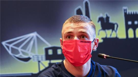 Der Belgier Remco Evenepoel saß bei der Pressekonferenz mit einer Maske.