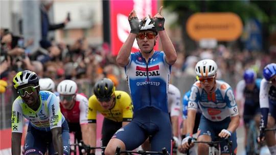 Der Belgier Tim Merlier feiert seinen Sieg auf der dritten Etappe des Giro d’Italia.