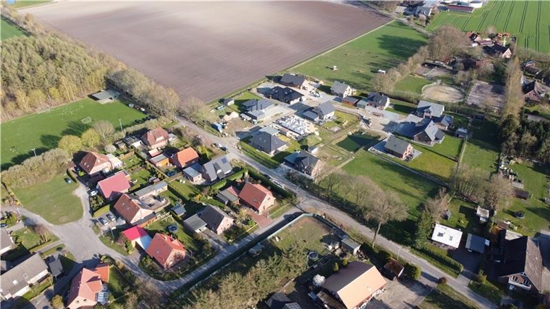 Ahrenswohlde: Wo das ganze Dorf mit anpackt Der Bereich mit dem älteren Neubaugebiet Ohfeldtweg (links) und dem aktuellen in der Straße Am Ohkamp (rechts): Für den Wegekomplex links steht noch der Endausbau an, der von den Anliegern entsprechend der Grundstücksgröße mitgetragen wird.