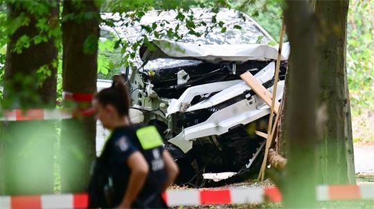 Der Bereich um das zerstörte weiße Fahrzeug ist abgesperrt.