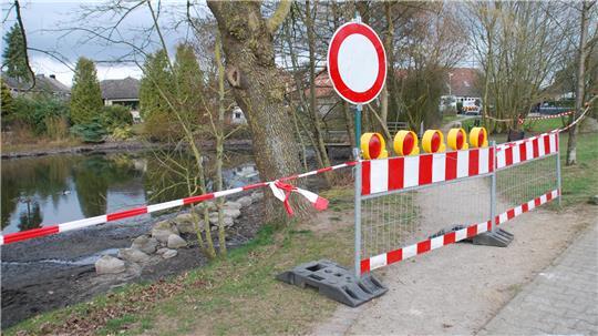 Der Bereich um den Dorfteich in Apensen wurde nach dem Giftalarm abgesperrt.