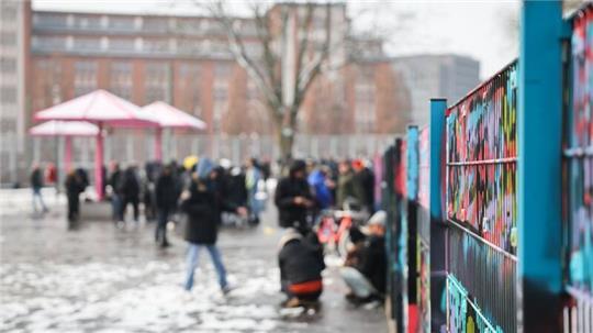 Der Bereich um die Drogenhilfeeinrichtung Drob Inn am Hamburger Hauptbahnhof gilt als sozialer Brennpunkt. (Archivbild)