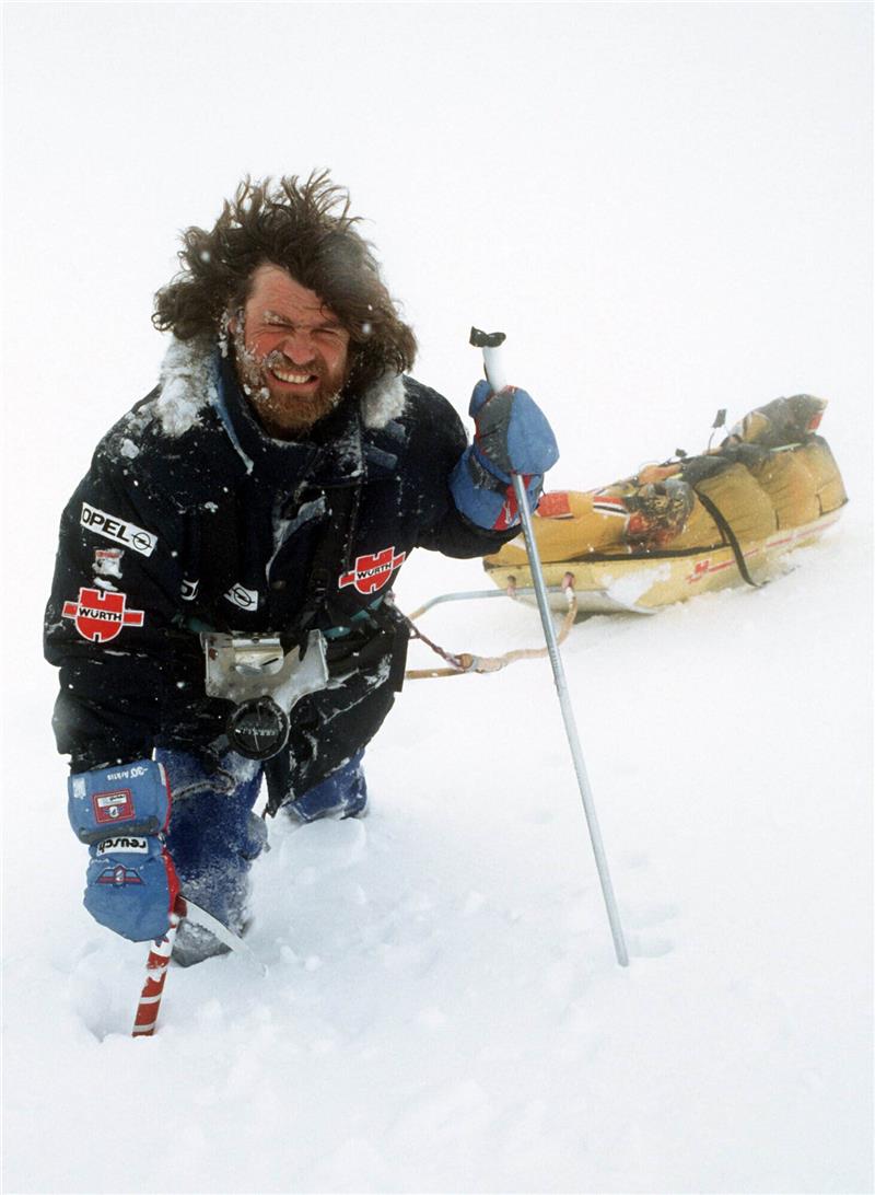 Der Bergsteiger Reinhold Messner demonstriert mit Ski und Lastenschlitten, wie es ihm und Arved Fuchs auf ihrer Antarktis-Expedition ergangen ist (Archivfoto von April 1990). Arved Fuchs und Reinhold Messner waren die ersten Menschen, die nur zu Fuß und mit Skiern die Antarktis durchquerten. Dreißig Jahre ist das jetzt her. Foto: Bernhart/dpa