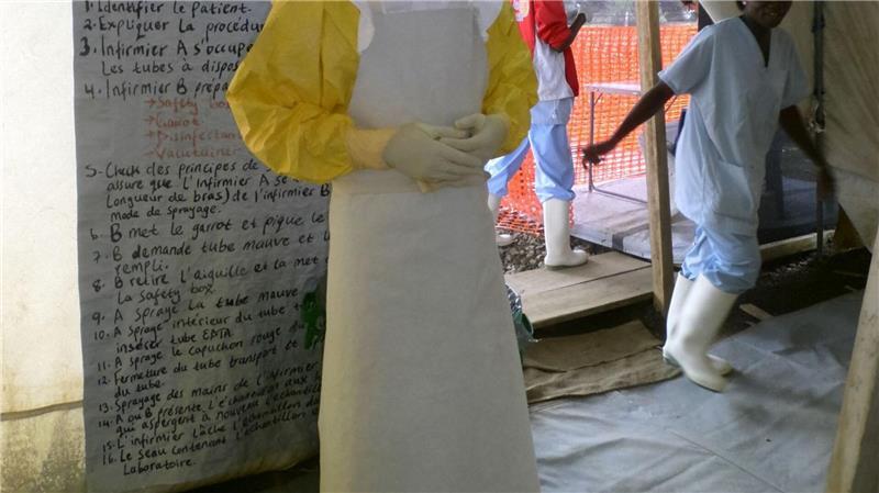 Ebola: Wenn Rebellen das Gesundheitswesen kontrollieren Der Berliner Arzt Maximilian Gertler bei einem Ebola-Einsatz für Ärzte ohne Grenzen (Handout)