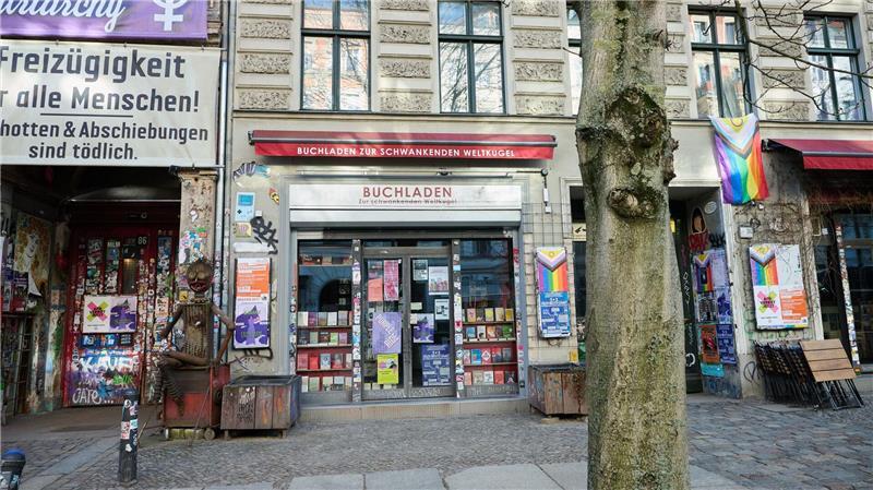 Der Berliner Buchladen „Zur schwankenden Weltkugel“ wurde von der Liste der Einrichtungen gestrichen, die für den Deutschen Buchhandlungspreis vorgesehen waren.
