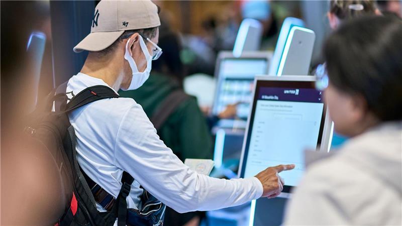 Der Berliner Flughafen wartet weiter auf die Wiederherstellung der Computertechnik zur Passagierabfertigung. 