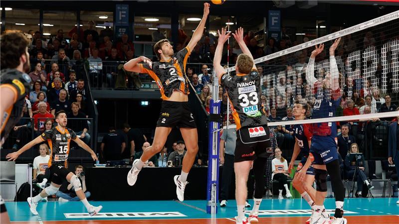 Der Berliner Matthew Knigge (M) verwertet einen Pass von Zuspieler Fedor Ivanov.