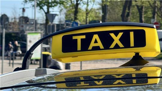 Der Beschuldigte, der für ein Rotenburger Taxiunternehmen arbeitete, fasste der Schülerin zwischen die Beine und nahm ungefragt ihre Hand.