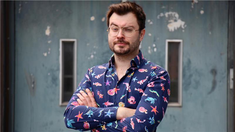 Der Besserwisser ist aus der Quizshow „Gefragt - Gejagt“ bekannt.