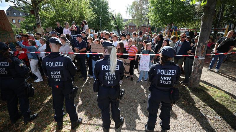 Merz in Waldbrandgebiet: „Das ist Klimawandel“ Der Besuch des Bundeskanzlers in Hürtgenwald wurde von Protesten begleitet.
