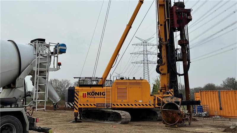 Der Beton für die Pfähle wird angeliefert.