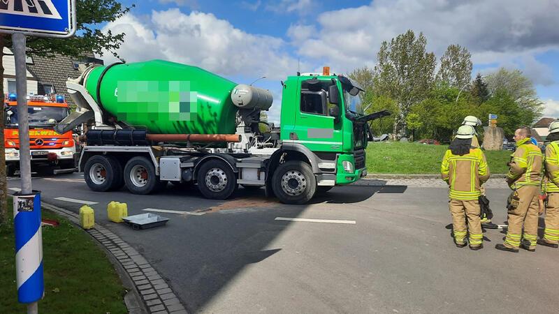 Betonmischer in Stade sorgt für viel Stau – und großen Ärger bei der Feuerwehr Der Betonmischer kam direkt an der Kreiselabfahrt zur Hansestraße in die Stader Innenstadt zum Stehen.