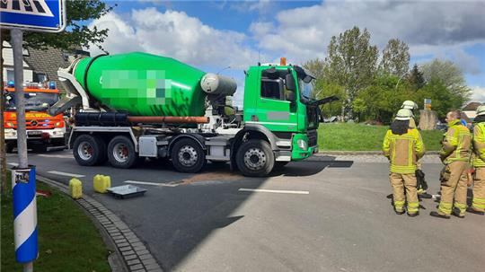 Der Betonmischer kam direkt an der Kreiselabfahrt zur Hansestraße in die Stader Innenstadt zum Stehen.