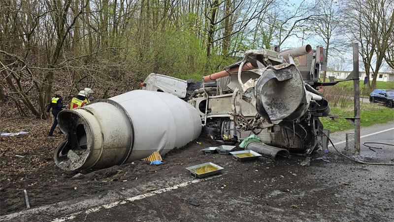 Der Betonmischer wurde bei dem Unfall auf der B73 in Stade völlig zerstört.
