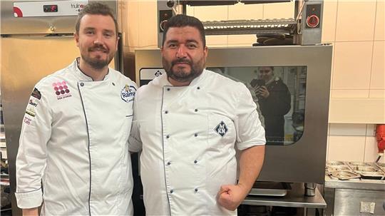 Der Betreiber des Dorumer Restaurants "Wurster Krug", Sebastian Uecker (links), möchte seinen kolumbianischen Mitarbeiter José gern halten. Doch der Asylantrag des 42-Jährigen wurde abgelehnt.