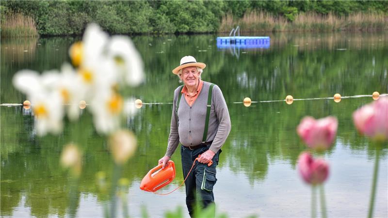 Der Betreiber des Fredenbecker Badesees, Klaus Kläre, kann in Notfällen mit der Rettungsboje wie David Hasselhoff zur Hilfe eilen.