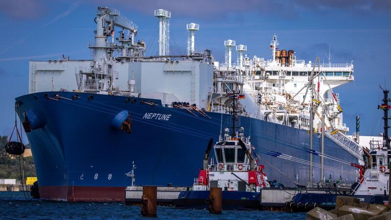 Der Betreiber des deutschen LNG-Terminals an der Ostsee klagt nach eigenen Angaben gegen Beihilfen für die staatliche Betreiberfirma, die Terminals an der Nordsee betreibt. (Archivbild)