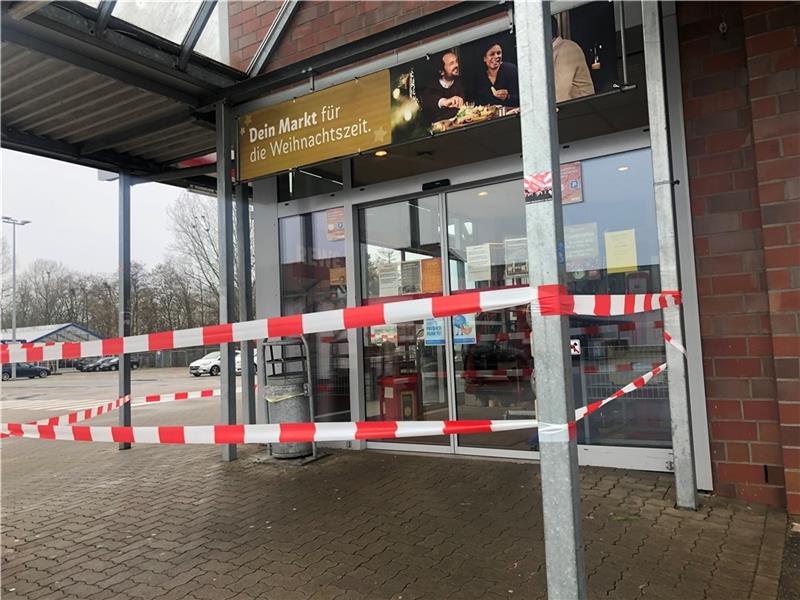 Der Betreiber hat den Eingang der Filiale mit Flatterband versperrt. Foto: Berlin
